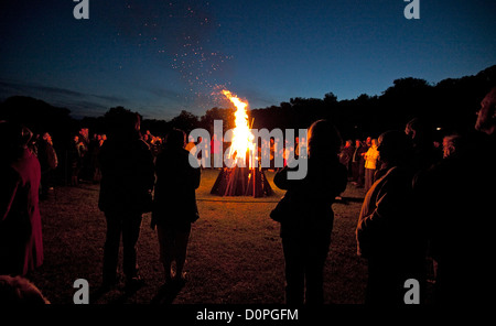 06.04.2012. London, UK. Ein diamantenes Jubiläum Leuchtfeuer leuchtet am alten Redding, Egge Weald Pinner und Grabstein Scouts. Stockfoto