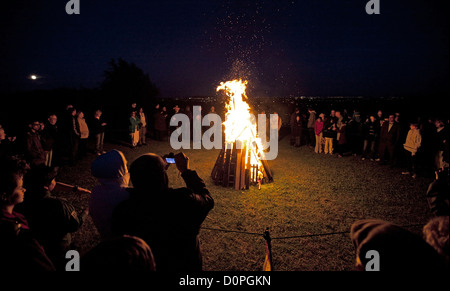 06.04.2012. London, UK. Ein diamantenes Jubiläum Leuchtfeuer leuchtet am alten Redding, Egge Weald Pinner und Grabstein Scouts. Stockfoto