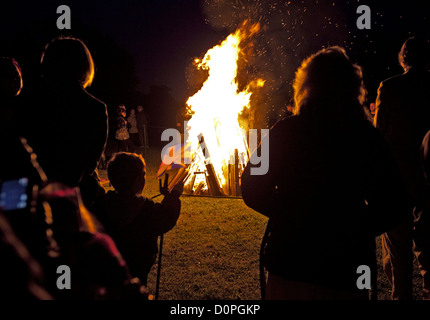 06.04.2012. London, UK. Ein diamantenes Jubiläum Leuchtfeuer leuchtet am alten Redding, Egge Weald Pinner und Grabstein Scouts. Stockfoto