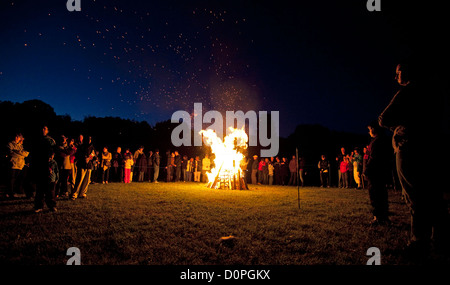 06.04.2012. London, UK. Ein diamantenes Jubiläum Leuchtfeuer leuchtet am alten Redding, Egge Weald Pinner und Grabstein Scouts. Stockfoto