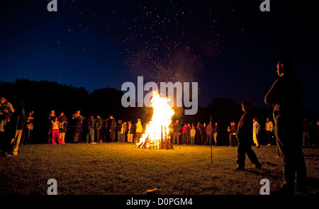 06.04.2012. London, UK. Ein diamantenes Jubiläum Leuchtfeuer leuchtet am alten Redding, Egge Weald Pinner und Grabstein Scouts. Stockfoto