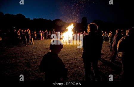 06.04.2012. London, UK. Ein diamantenes Jubiläum Leuchtfeuer leuchtet am alten Redding, Egge Weald Pinner und Grabstein Scouts. Stockfoto