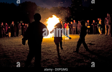 06.04.2012. London, UK. Ein diamantenes Jubiläum Leuchtfeuer leuchtet am alten Redding, Egge Weald Pinner und Grabstein Scouts. Stockfoto