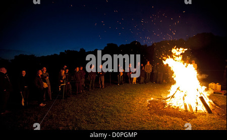 06.04.2012. London, UK. Ein diamantenes Jubiläum Leuchtfeuer leuchtet am alten Redding, Egge Weald Pinner und Grabstein Scouts. Stockfoto