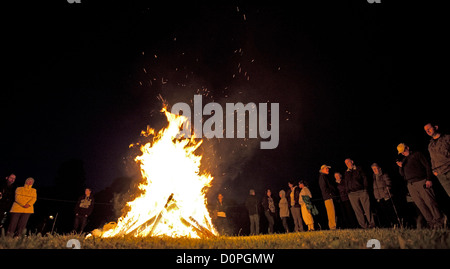 06.04.2012. London, UK. Ein diamantenes Jubiläum Leuchtfeuer leuchtet am alten Redding, Egge Weald Pinner und Grabstein Scouts. Stockfoto