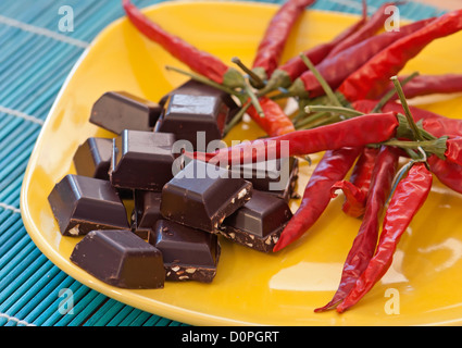 Köstliche dunkle Schokolade mit Chili-Paprika Stockfoto