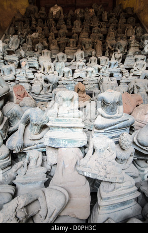 VIENTIANE, Laos - ein Raum voller gebrochen Keramik Buddhas im Wat Si Saket in Vientiane, Laos. Im Jahre 1818 erbaute Tempel ist der Siam Stil eher als im traditionellen, laotischen Stil. Es ist jetzt vielleicht der älteste Tempel noch in Vientiane. Diese gebrochenen Statuen sind aus der Sammlung von ca. 2000 Keramik und Silber Buddhas gewesen, die in den Klöstern entfernt. Stockfoto