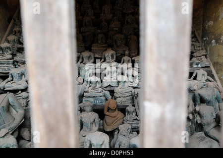 VIENTIANE, Laos - ein Raum voller gebrochen Keramik Buddhas im Wat Si Saket in Vientiane, Laos. Im Jahre 1818 erbaute Tempel ist der Siam Stil eher als im traditionellen, laotischen Stil. Es ist jetzt vielleicht der älteste Tempel noch in Vientiane. Diese gebrochenen Statuen sind aus der Sammlung von ca. 2000 Keramik und Silber Buddhas gewesen, die in den Klöstern entfernt. Stockfoto