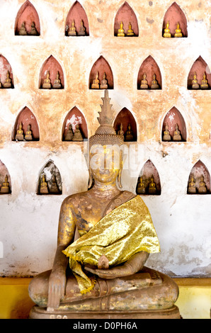 VIENTIANE, Laos - Teil einer Sammlung von rund 2000 keramische und Silber Buddhas, die in den Klöstern im Wat Si Saket in Vientiane, Laos. Im Jahre 1818 erbaute Tempel ist der Siam Stil eher als im traditionellen, laotischen Stil. Es ist jetzt vielleicht der älteste Tempel noch in Vientiane. Stockfoto