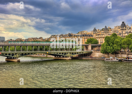 Trainieren Sie, vorbei am berühmten Pont de Bir-Hakeim-Brücke über Seineufer in Paris, Frankreich. Stockfoto