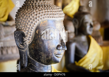 VIENTIANE, Laos - Teil einer Sammlung von rund 2000 keramische und Silber Buddhas, die in den Klöstern im Wat Si Saket in Vientiane, Laos. Im Jahre 1818 erbaute Tempel ist der Siam Stil eher als im traditionellen, laotischen Stil. Es ist jetzt vielleicht der älteste Tempel noch in Vientiane. Stockfoto