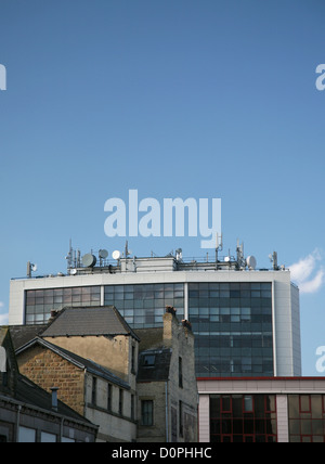 Telekom-Masten an Coptall Türme Bürogebäude im Zentrum von Harrogate, UK Stockfoto