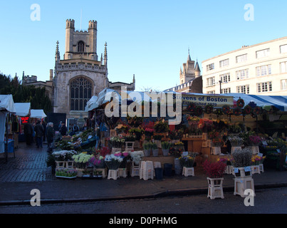 Blumenverkäuferin, Cambridge Markt im Winter, UK Stockfoto