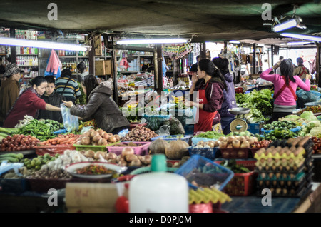 PHONSAVAN, Laos - Frisches Obst und Gemüse zum Verkauf im großen und belebten Morgen Markt in Phonsavan im Nordosten von Laos. Die Menschen in der Region sind überwiegend der Hmong Ethnizität. Stockfoto