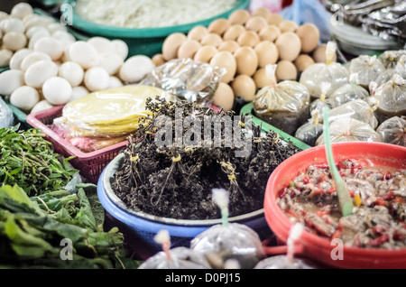 PHONSAVAN, Laos - frisches Huhn Eier und Kräuter für Verkauf an den großen und belebten Morgen Markt in Phonsavan im Nordosten von Laos. Die Menschen in der Region sind überwiegend der Hmong Ethnizität. Stockfoto