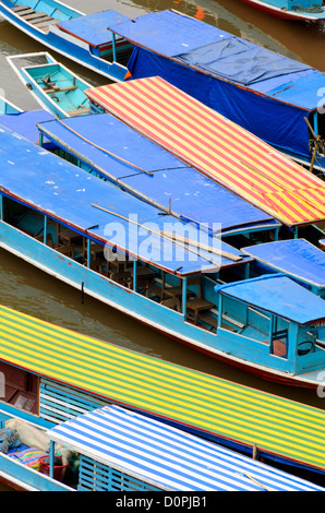 NONG KHIAW, Laos - Bunte Boote am Ufer des Flusses Nam Ou (Organisationseinheit) in Nong Khiaw in Nordlaos vertäut. Von oben geschossen, die Boote sind hell gehalten und mit verschiedenen Texturen. Stockfoto