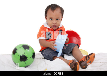 Ein Jahr alten Baby junge spielt gerne mit Spielzeug. Studioaufnahme. Stockfoto