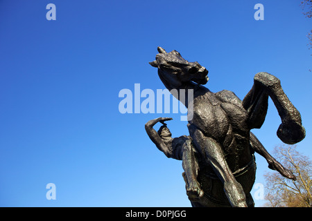 Bronzestatue "Körperliche Energie" von George Frederic Watts in Kensington Gardens, Hyde Park, London, Großbritannien Stockfoto