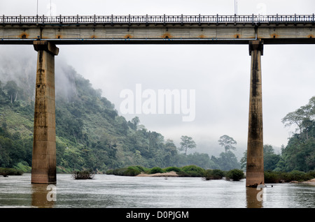 NONG KHIAW, Laos - Die Hohe Brücke über den Fluss Nam Ou (Organisationseinheit) in Nong Khiaw im Norden von Laos. Stockfoto