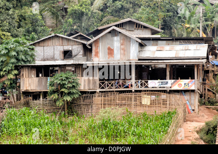 NONG KHIAW, Laos - eine Bar, ein Restaurant am Ufer des Nam Ou in Nong Khiaw im Norden von Laos. Stockfoto