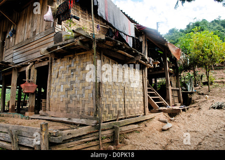 LUANG NAMTHA, Laos - ein Haus im Dorf Lakkhamma in Luang Namtha Provinz im Norden von Laos. Lakkhamma Dorf wurde als Gemeinschaftsprojekt zwischen der laotischen Regierung und der Europäischen Kommission eingerichtet. Stockfoto