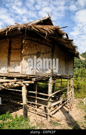 LUANG NAMTHA, Laos - ein Reis Hütte weitgehend aus geflochtenem Bambus in der Provinz Luang Namtha in Nordlaos gebaut. Stockfoto