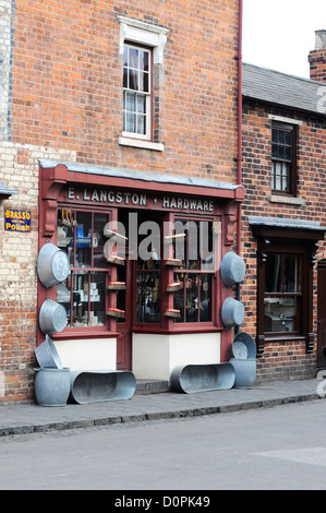 Eine alte englische Ironmongers im Black Country Living Museum Stockfoto