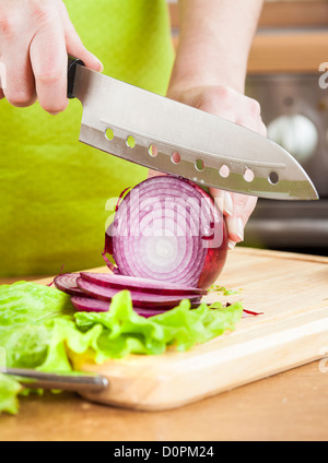 Weibes Hände schneiden Zwiebel Zwiebeln Stockfoto