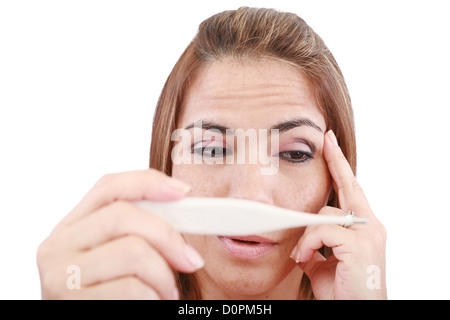 Kranke Frau betrachten ein Fieberthermometer Stockfoto