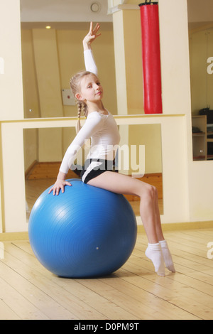 Kleine Turnerin auf ball Stockfoto