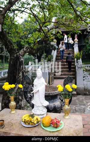 HANOI, Vietnam – Touristen gehen die kurze Treppe zur historischen, kleinen Einsäulenpagode, die sich in der Mitte eines kleinen Teichs in der Nähe des Ho-Chi-Minh-Museums im Stadtteil Ba Dinh von Hanoi befindet. Er ist einer der berühmtesten Tempel Vietnams und stammt aus dem 11. Jahrhundert. Stockfoto