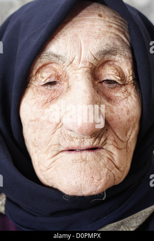 Alte Frau in Gedanken verloren Stockfoto