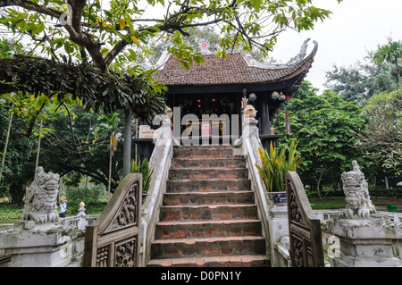 HANOI, Vietnam – die historische, kleine ein-Säulen-Pagode befindet sich in der Mitte eines kleinen Teichs in der Nähe des Ho-Chi-Minh-Museums im Stadtteil Ba Dinh von Hanoi. Er ist einer der berühmtesten Tempel Vietnams und stammt aus dem 11. Jahrhundert. Stockfoto