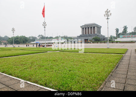 HANOI, Vietnam – Gras auf dem großen Ba Dinh Platz vor dem Ho Chi Minh Mausoleum Gebäude. Das Ho-Chi-Minh-Mausoleum ist ein großes Denkmal in der Innenstadt von Hanoi, umgeben vom Ba Dinh-Platz. Es beherbergt den einbalsamierten Körper des ehemaligen vietnamesischen Führers und Gründungspräsidenten Ho Chi Minh. Stockfoto