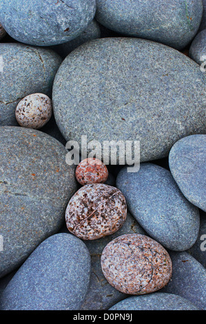 Meer geglättete Kiesel mit Pastellfarben. Nanven Strand, Cornwall Stockfoto