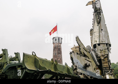 HANOI, Vietnam – Wrackteile aus dem Vietnam-Krieg werden am Fuße des historischen Hanoi Flaggenturms im Vietnam Military History Museum ausgestellt. Der 33 Meter hohe Turm, der zwischen 1805 und 1812 gebaut wurde, wird seit Oktober 1954 kontinuierlich unter vietnamesischer Flagge geführt. Dieses National Cultural and Historic Relic verbindet architektonisches Erbe mit Ausstellungen militärischer Artefakte aus der Konfliktzeit. Stockfoto