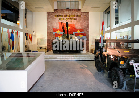 HANOI, Vietnam – Panzer und Jeep im Vietnam Military History Museum. Das Museum wurde am 17. Juli 1956 eröffnet, zwei Jahre nach dem Sieg über die Franzosen in Dien Bien Phu. Es ist auch bekannt als Armeemuseum (die Vietnamesen hatten zu dieser Zeit wenig im Weg von Marine- oder Luftstreitkräften) und befindet sich im Zentrum von Hanoi im Bezirk Ba Dinh in der Nähe des Lenin Monuments im Lenin Park und nicht weit vom Ho Chi Minh Mausoleum entfernt. Stockfoto