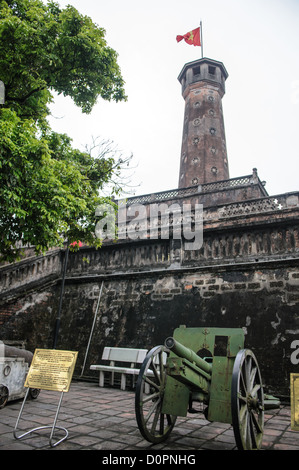 HANOI, Vietnam – historische Kanonen werden am Fuß des Hanoi Flaggenturms im Vietnam Military History Museum ausgestellt. Diese Artilleriestücke sind Teil der umfangreichen Sammlung historischer militärischer Ausrüstung des Museums. Die Platzierung der Kanonen um den Turm aus dem 19. Jahrhundert sorgt für eine eindrucksvolle Darstellung des militärischen Erbes Vietnams. Stockfoto