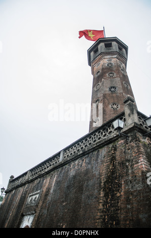Hanoi Flaggenturm Vietnam Military History Museum Hanoi Vietnam // HANOI, Vietnam — der historische Hanoi Flaggenturm wurde zwischen 1805 und 1812 erbaut und ist 33,5 Meter hoch im Vietnam Military History Museum. Der Turm verfügt über eine 54-stufige Wendeltreppe, die zu einem Beobachtungsraum führt, und seit dem 10. Oktober 1954 wird die vietnamesische Nationalflagge fortlaufend getragen. Dieses nationale kulturelle und historische Relikt dient sowohl als Symbol der vietnamesischen Unabhängigkeit als auch als zentrales Wahrzeichen des militärischen Museumskomplexes. Die achteckige Struktur stellt eines der wenigen verbliebenen architektonischen Elemente dar Stockfoto