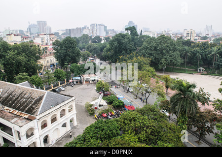 HANOI, Vietnam — das Museum wurde am 17. Juli 1956 eröffnet, zwei Jahre nach dem Sieg über die Franzosen in Dien Bien Phu. Es ist auch bekannt als Armeemuseum (die Vietnamesen hatten zu dieser Zeit wenig im Weg von Marine- oder Luftstreitkräften) und befindet sich im Zentrum von Hanoi im Bezirk Ba Dinh in der Nähe des Lenin Monuments im Lenin Park und nicht weit vom Ho Chi Minh Mausoleum entfernt. Stockfoto