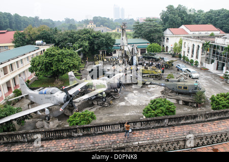 HANOI, Vietnam – Ein Blick aus der Vogelperspektive von der Aussichtsplattform des Hanoi Flag Tower zeigt eine Reihe gefangener und verlassener US-Militärausrüstung, die im Innenhof des Vietnam Military History Museums ausgestellt ist. Der Außenausstellungsraum am Fuß des 33 Meter hohen Turms zeigt verschiedene Fahrzeuge und Ausrüstungen aus der Vietnamkriegszeit. Diese erhöhte Perspektive bietet einen umfassenden Blick auf die Sammlung militärischer Artefakte des Museums. Stockfoto