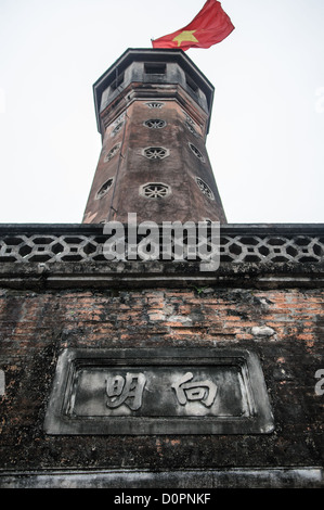 HANOI, Vietnam – der historische Hanoi Flaggenturm, der zwischen 1805 und 1812 erbaut wurde, ist 33,5 Meter hoch im Vietnam Military History Museum. Der Turm verfügt über eine 54-stufige Wendeltreppe, die zu einem Beobachtungsraum führt, und seit dem 10. Oktober 1954 wird die vietnamesische Nationalflagge fortlaufend getragen. Dieses nationale kulturelle und historische Relikt dient sowohl als Symbol der vietnamesischen Unabhängigkeit als auch als zentrales Wahrzeichen des militärischen Museumskomplexes. Stockfoto