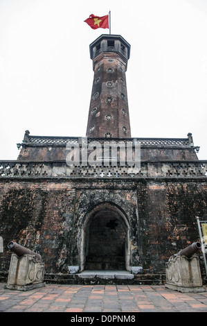 Hanoi Flaggenturm Vietnam Military History Museum Hanoi Vietnam // HANOI, Vietnam — der historische Hanoi Flaggenturm wurde zwischen 1805 und 1812 erbaut und ist 33,5 Meter hoch im Vietnam Military History Museum. Der Turm verfügt über eine 54-stufige Wendeltreppe, die zu einem Beobachtungsraum führt, und seit dem 10. Oktober 1954 wird die vietnamesische Nationalflagge fortlaufend getragen. Dieses nationale kulturelle und historische Relikt dient sowohl als Symbol der vietnamesischen Unabhängigkeit als auch als zentrales Wahrzeichen des militärischen Museumskomplexes. Die achteckige Struktur stellt eines der wenigen verbliebenen architektonischen Elemente dar Stockfoto