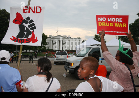 AIDS-Aktivisten Protest grün und internationalen HIV Unternehmenspolitik. Stockfoto