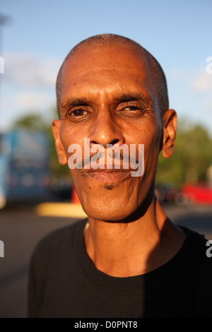 AIDS-Aktivisten Protest grün und internationalen HIV Unternehmenspolitik. Stockfoto