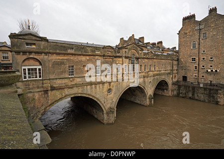 Bad Pulteney-Brücke und den Fluss Avon in Flut Stockfoto