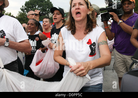 AIDS-Aktivisten Protest grün und internationalen HIV Unternehmenspolitik. Stockfoto