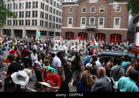 AIDS-Aktivisten Protest grün und internationalen HIV Unternehmenspolitik. Stockfoto