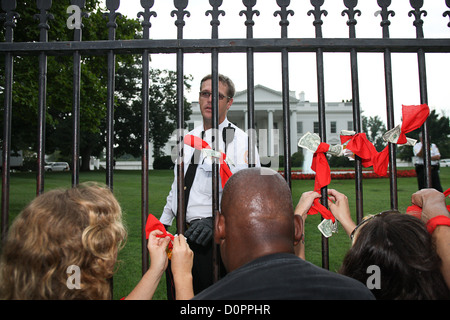 AIDS-Aktivisten Protest grün und internationalen HIV Unternehmenspolitik. Stockfoto