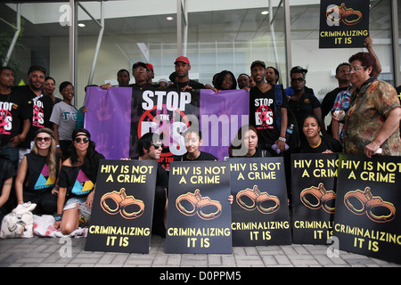 AIDS-Aktivisten Protest grün und internationalen HIV Unternehmenspolitik. Stockfoto